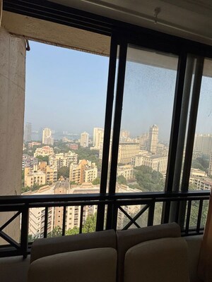 Room in 4 BHK Apartment at Hiranandani Gardens Lake Castle, Powai – for Rent