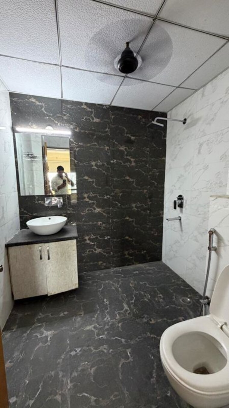 Bathroom, sector 45 3 Bedroom 2200 Sq.Ft. Builder Floor In Sector 45 Gurgaon 10595017