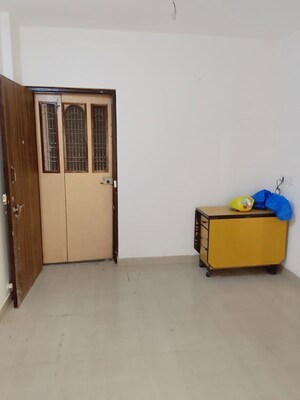 Room in 1 BHK Apartment at Harjas CHS, Ic Colony – for Rent