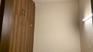 Room in 2.5 BHK Builder Floor at Smart World Orchard, Sector 61 – for Rent
