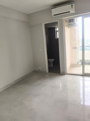 Room in 3 BHK Apartment at Signature Global City, Sector 37d – for Rent