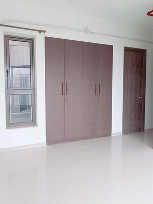 Room in 2 BHK Apartment at Kalpataru Paramount, Kapur Bawdi – for Rent