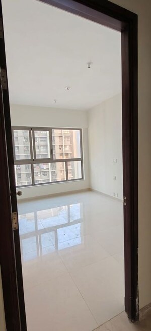 Room in 2 BHK Apartment at Kalpataru Paramount, Kapur Bawdi – for Rent