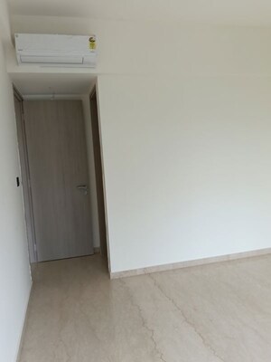 Room in 3 BHK Apartment at MS Gateway, Juhu Road – for Rent