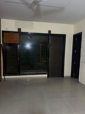 Room in 3 BHK Builder Floor at Sukhdev Vihar – for Rent