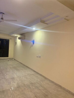 Room in 3 BHK Builder Floor at Sukhdev Vihar – for Rent