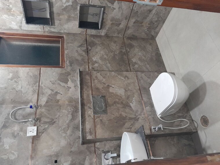 Bathroom, rohini sector 11 3 Bedroom 130 Sq.Yd. Builder Floor In Rohini Sector 11 Delhi 10595580