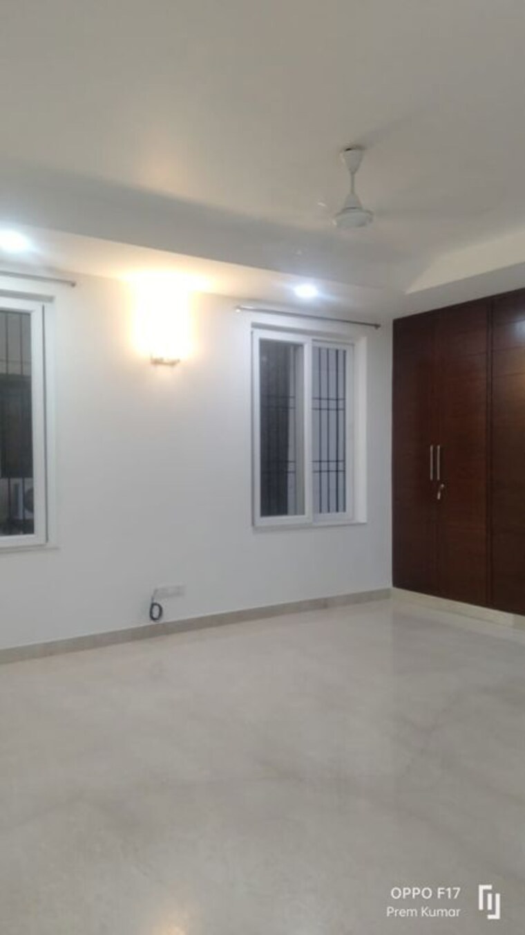 Room, defence colony 3 Bedroom 325 Sq.Yd. Builder Floor In Defence Colony Delhi 10595584