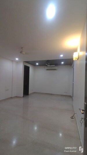 Room in 3 BHK Builder Floor at Defence Colony – for Rent