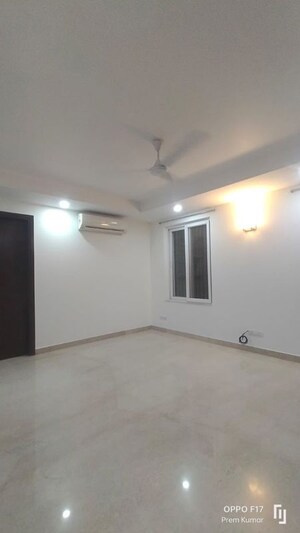 Room in 3 BHK Builder Floor at Defence Colony – for Rent