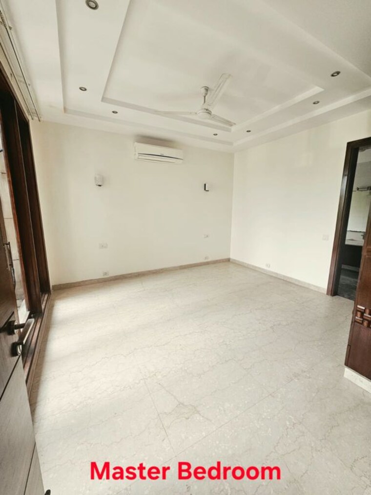 Room, defence colony 3 Bedroom 325 Sq.Yd. Builder Floor In Defence Colony Delhi 10595590