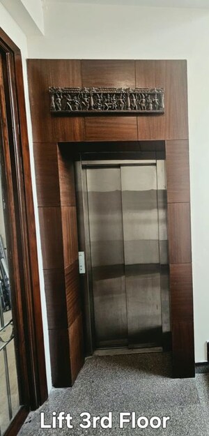 Furnished Amenities in 3 BHK Builder Floor at Defence Colony – for Rent