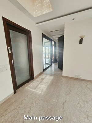 Room in 3 BHK Builder Floor at Defence Colony – for Rent
