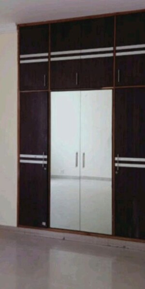 Room in 3 BHK Apartment at Gomti Nagar – for Rent