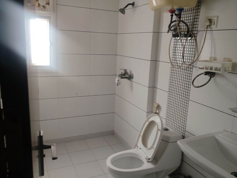 Bathroom, gulshan-ikebana 3 Bedroom 1495 Sq.Ft. Apartment In Sector 143 Noida 10595771