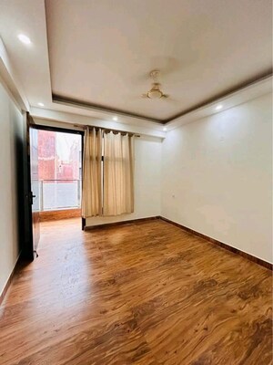 Room in 4 BHK Apartment at Chattarpur – for Rent