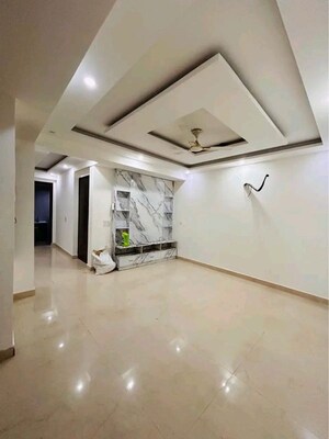 Room in 4 BHK Apartment at Chattarpur – for Rent