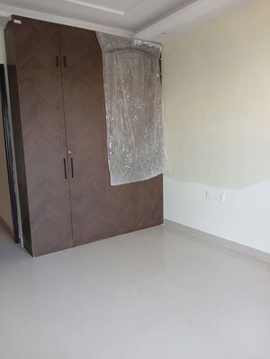 Room in 3 BHK Builder Floor at Sector 23 – for Rent