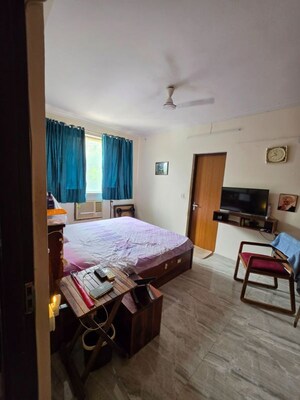Bedroom in 3 BHK Apartment at DLF Oakwood Estate, Dlf Phase ii – for Rent