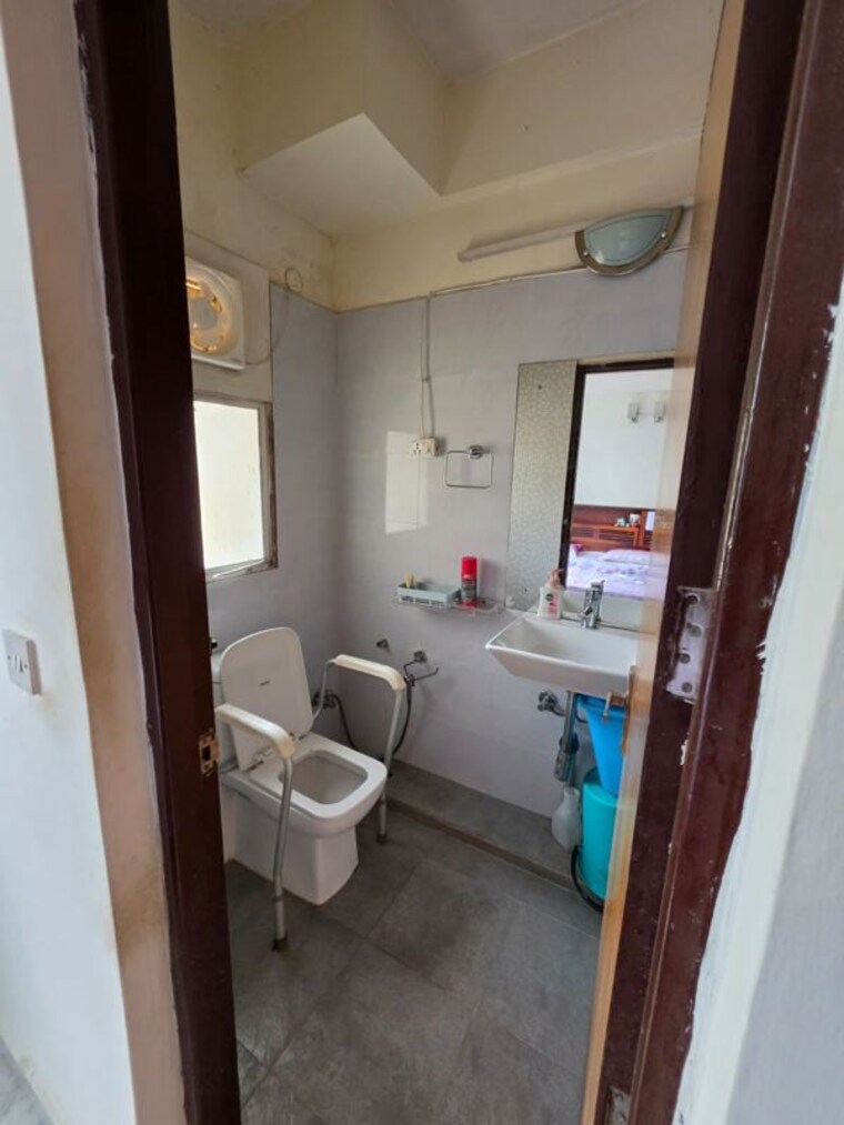 Bathroom, dlf-oakwood-estate 3 Bedroom 1650 Sq.Ft. Apartment In Dlf Phase ii Gurgaon 10595872