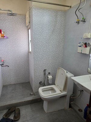 Bathroom in 3 BHK Apartment at DLF Oakwood Estate, Dlf Phase ii – for Rent