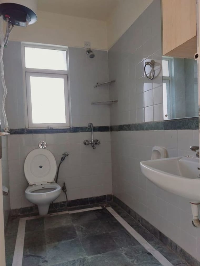 Bathroom, dlf-regency-park-ii 2 Bedroom 1250 Sq.Ft. Apartment In Sector 27 Gurgaon 10595886