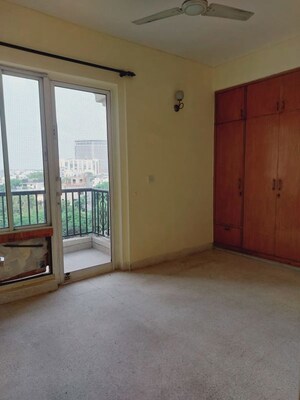 Room in 2 BHK Apartment at DLF Regency Park II, Sector 27 – for Rent