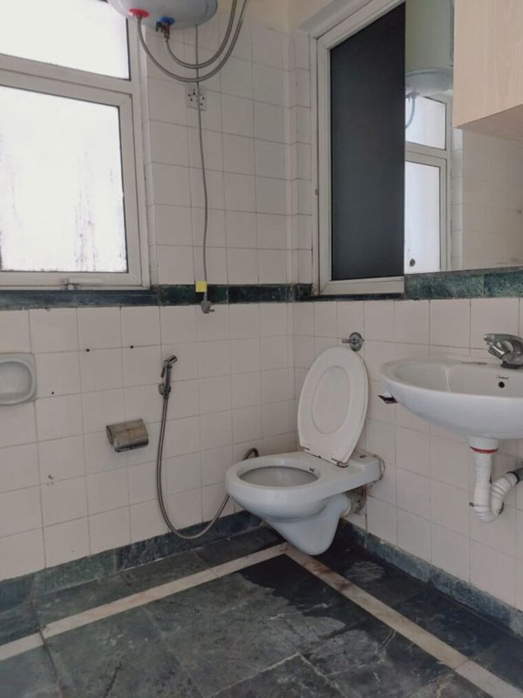 Bathroom, dlf-regency-park-ii 2 Bedroom 1250 Sq.Ft. Apartment In Sector 27 Gurgaon 10595886