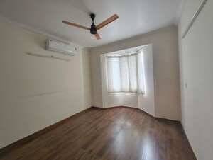 Room in 3 BHK Apartment at Unitech Palms, South City 1 – for Rent