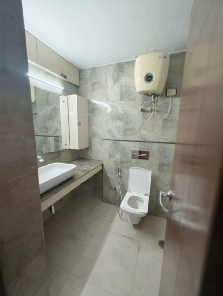 Bathroom, unitech-palms 3 Bedroom 1550 Sq.Ft. Apartment In South City 1 Gurgaon 10595895