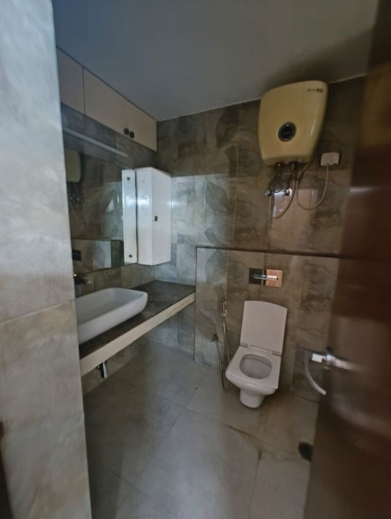 Bathroom, unitech-palms 3 Bedroom 1550 Sq.Ft. Apartment In South City 1 Gurgaon 10595895