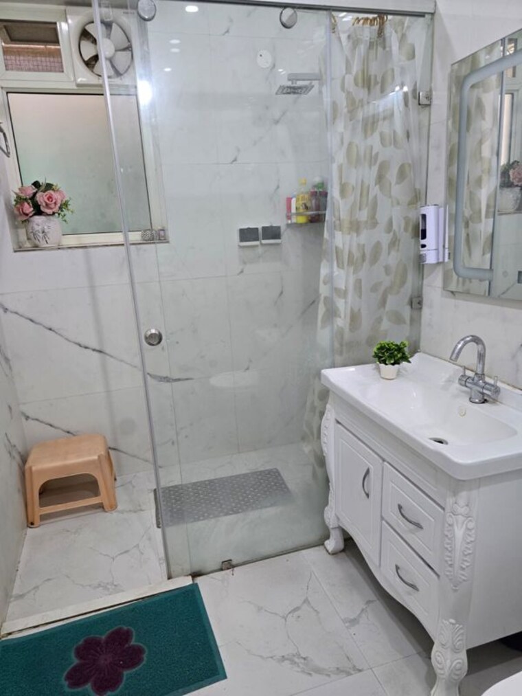 Bathroom, sector 125 3 Bedroom 200 Sq.Yd. Builder Floor In Sector 125 Kharar 10595896