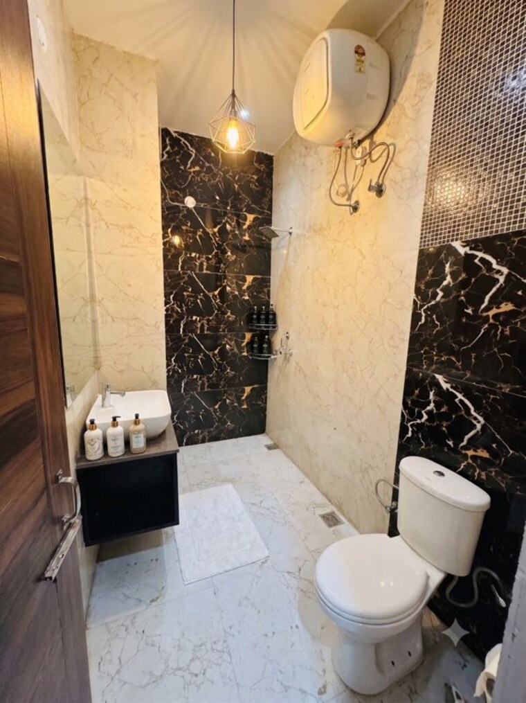 Bathroom, sector 125 3 Bedroom 140 Sq.Yd. Builder Floor In Sector 125 Kharar 10595912