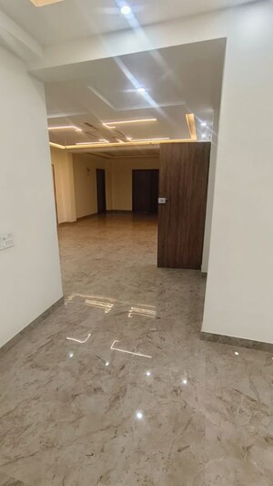 Room in 4 BHK Builder Floor at Sector 23 – for Rent
