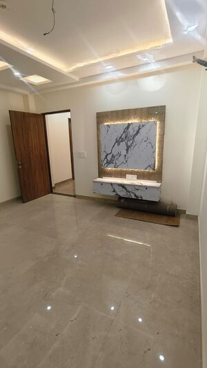 Room in 4 BHK Builder Floor at Sector 23 – for Rent