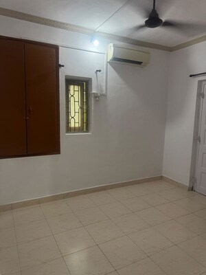 Room in 4 BHK Independent House at Vashi Sector 8 – for Rent