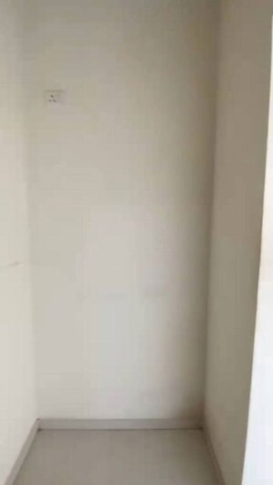 Room in 2 BHK Apartment at Hiranandani Estate, Ghodbunder Road – for Rent
