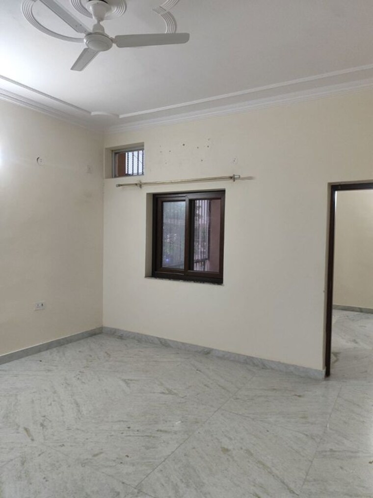 Room, sector 46 2.5 Bedroom 308 Sq.Mt. Villa In Sector 46 Noida 10595990