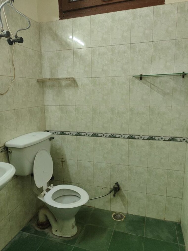 Bathroom, sector 46 2.5 Bedroom 308 Sq.Mt. Villa In Sector 46 Noida 10595990