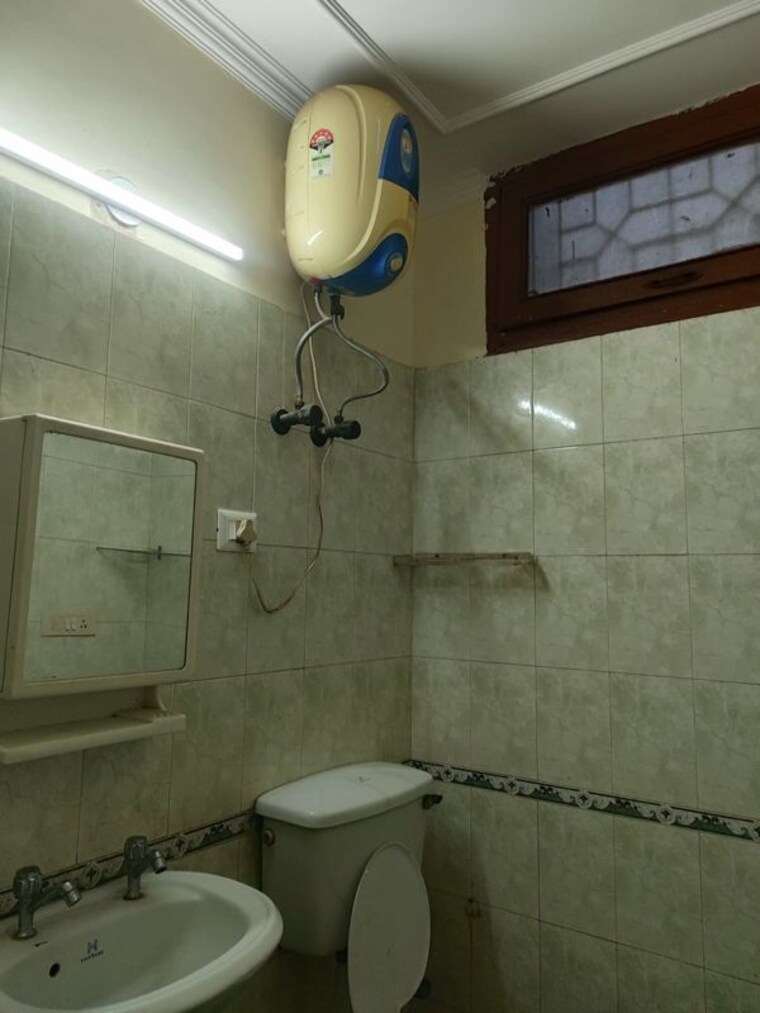 Bathroom, sector 46 2.5 Bedroom 308 Sq.Mt. Villa In Sector 46 Noida 10595990