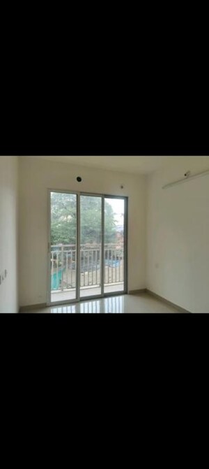 Room in 1 BHK Apartment at Puranik Grand Central, Vartak Nagar – for Rent