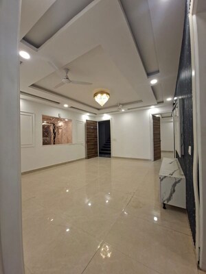 Room in 3 BHK Builder Floor at Chattarpur – for Rent