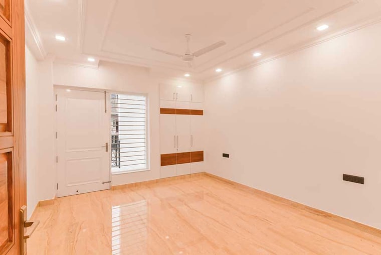 Room, sector 85 4 Bedroom 250 Sq.Yd. Builder Floor In Sector 85 Faridabad 9801469