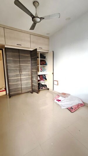 Room in 3 BHK Apartment at Satellite Tower, Goregaon East – for Rent