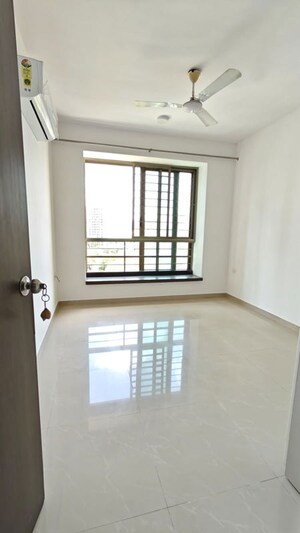 Room in 2.5 BHK Apartment at Oberoi Realty Woods, Goregaon East – for Rent