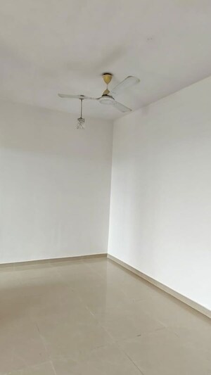 Room in 2.5 BHK Apartment at Oberoi Realty Woods, Goregaon East – for Rent