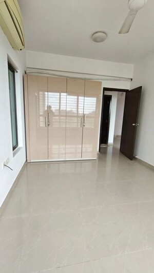 Room in 2.5 BHK Apartment at Oberoi Realty Woods, Goregaon East – for Rent