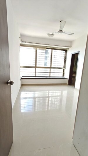 Room in 2.5 BHK Apartment at Oberoi Realty Woods, Goregaon East – for Rent