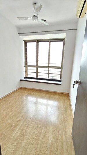 Room in 2.5 BHK Apartment at Oberoi Realty Woods, Goregaon East – for Rent