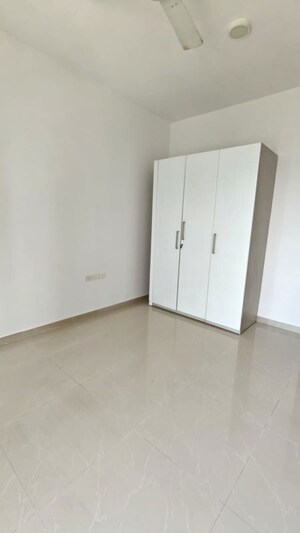 Room in 2.5 BHK Apartment at Oberoi Realty Woods, Goregaon East – for Rent